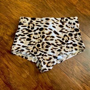 High waisted leopard Luna pole shorts